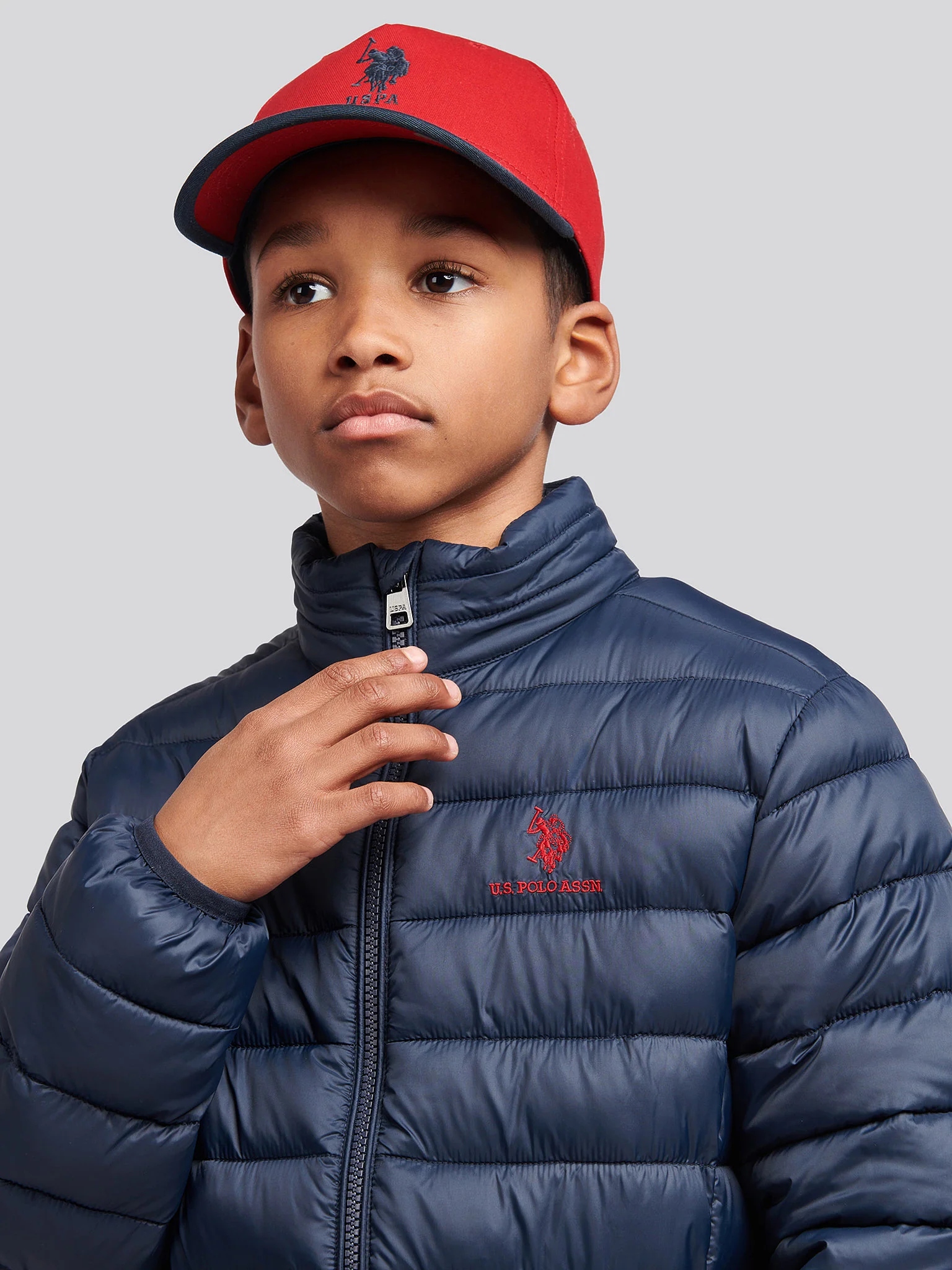 Boys Lightweight Bound Quilted Jacket in Dark Sapphire Navy / Haute Red DHM - Image 2