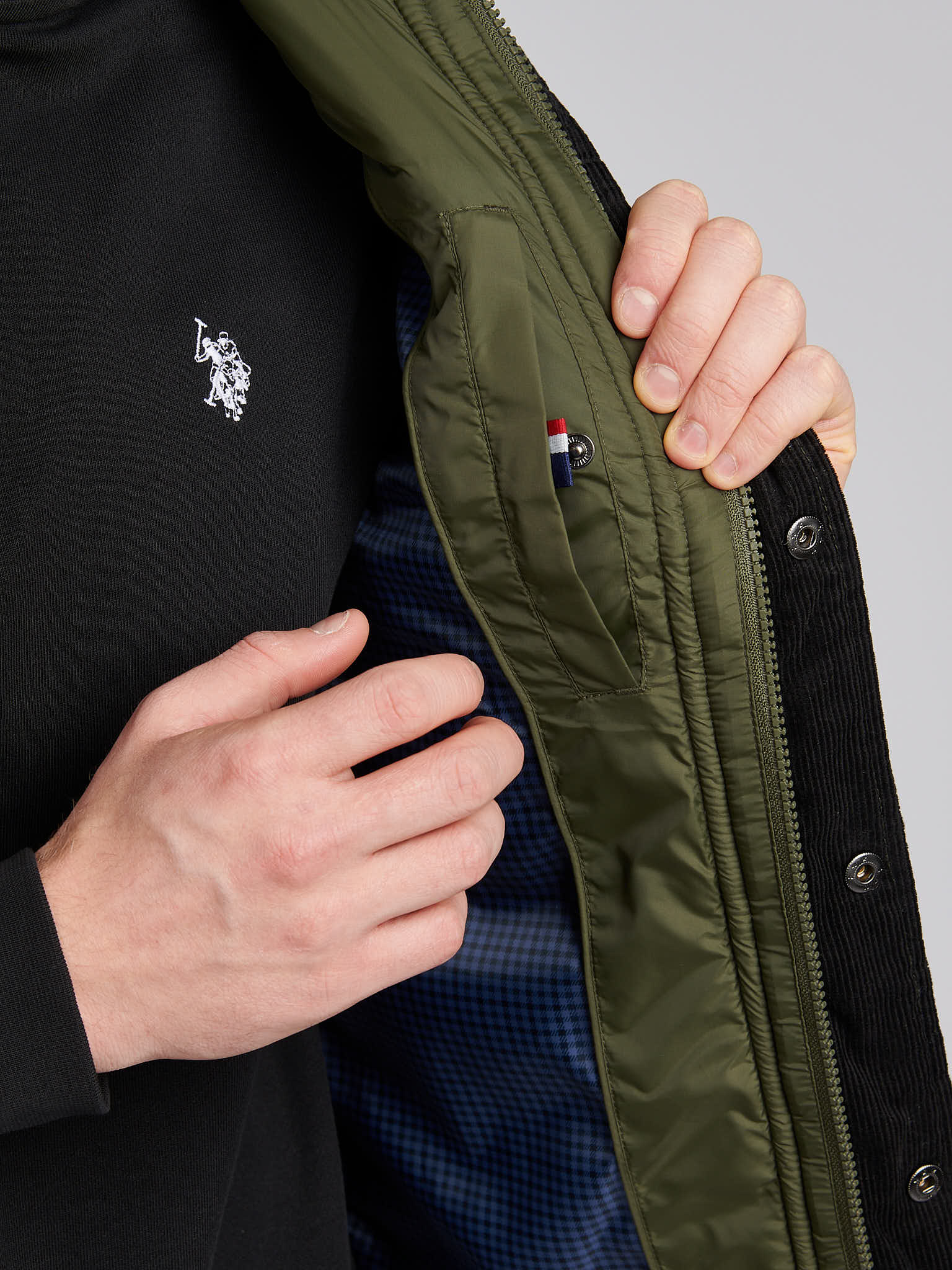 Mens Quilted Hacking Gilet in Forest Night - Image 6