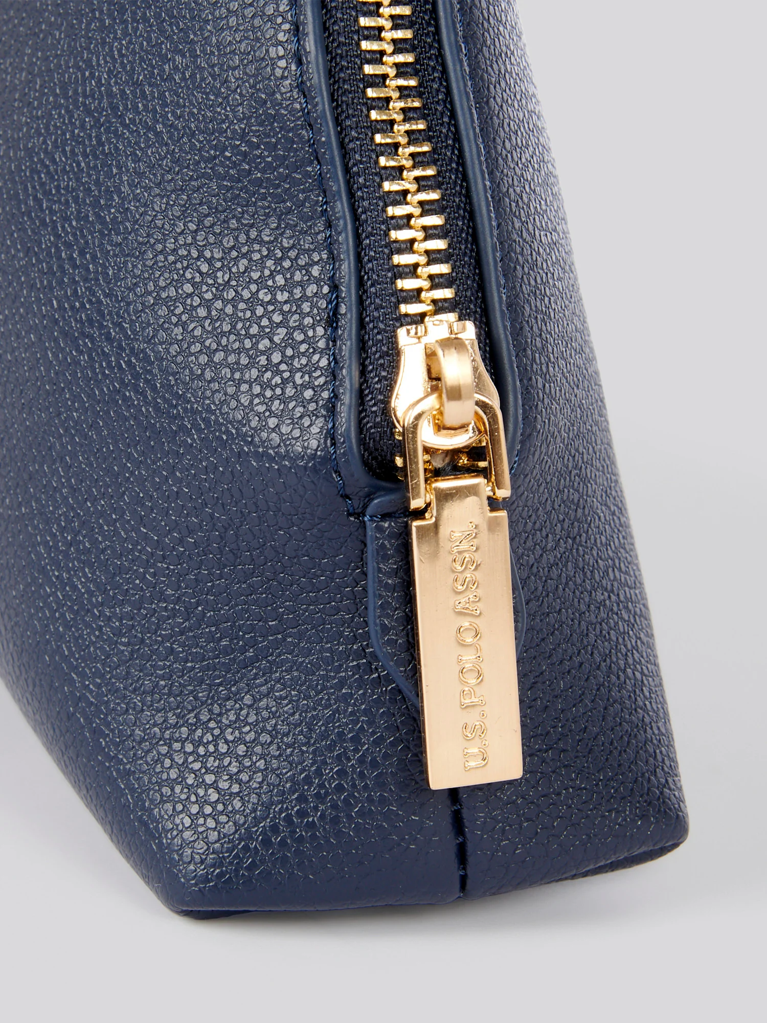 U.S. Polo Assn. Womens Jones Round Beauty Bag in Navy - Image 5