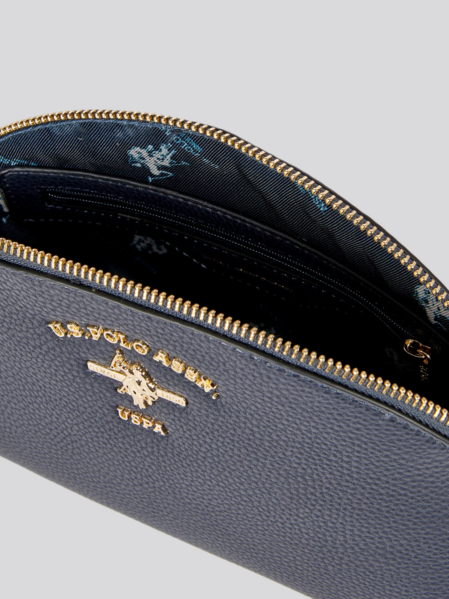 U.S. Polo Assn. Womens Stanford Round Beauty Bag in Navy - Image 6